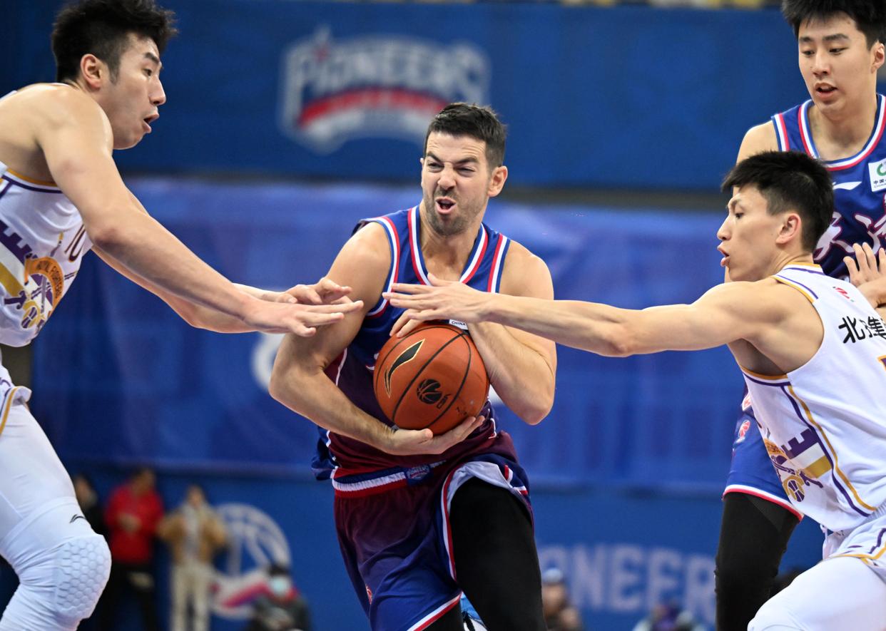 国际比赛日CBA常规赛传出新动向，纽卡斯尔外线爆发，管理层表态：气氛紧张，纪律约束更严格的简单介绍