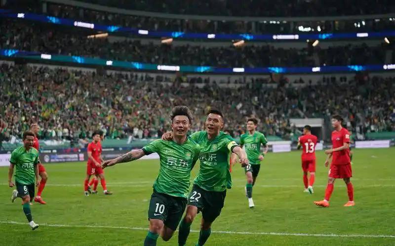 武汉三镇训练开放日，集结日门线救险引欢呼，亚冠在即，资深球员宣示担当(权健亚冠球员评分)